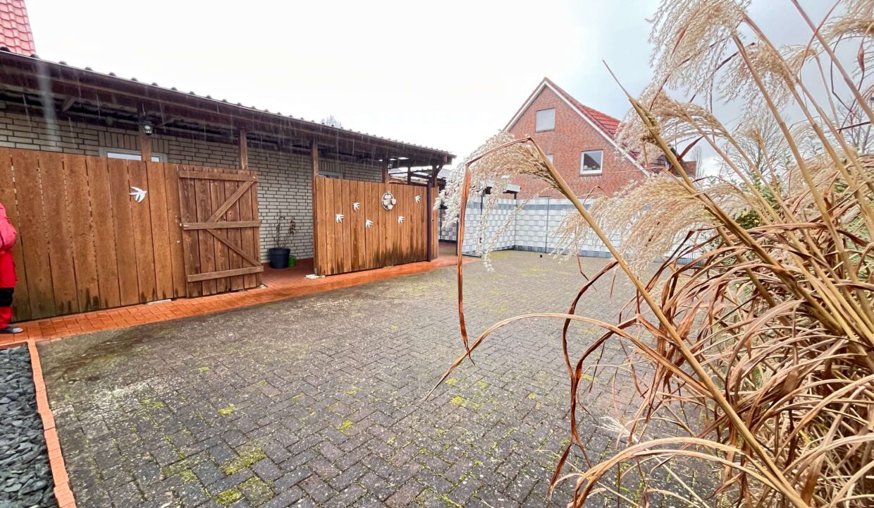 Stellfläche hinterm Haus