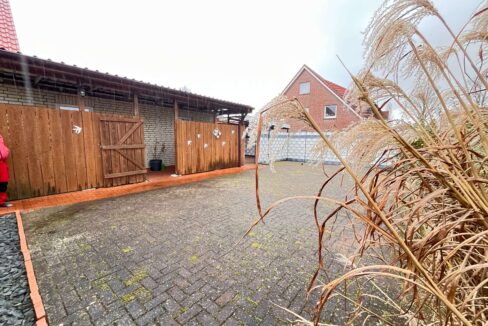 Stellfläche hinterm Haus