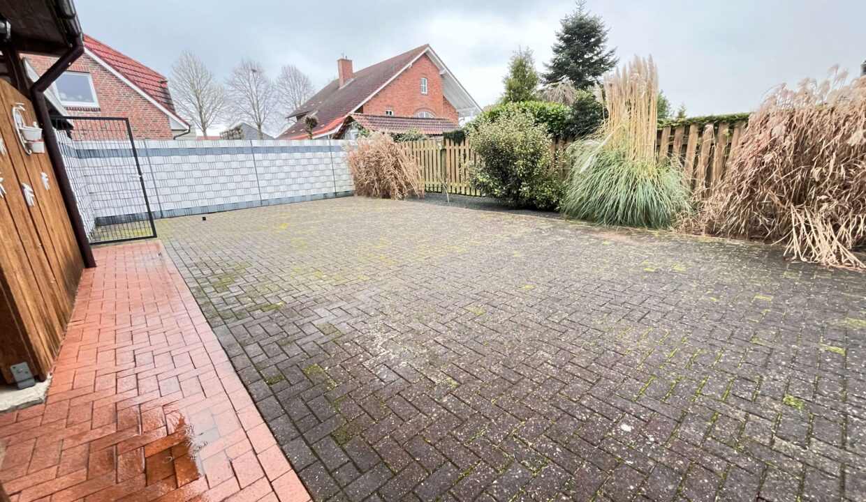 Stellfläche hinterm Haus