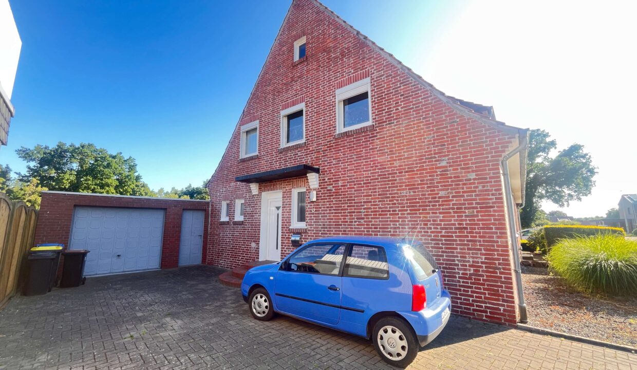 Garage und Zufahrt