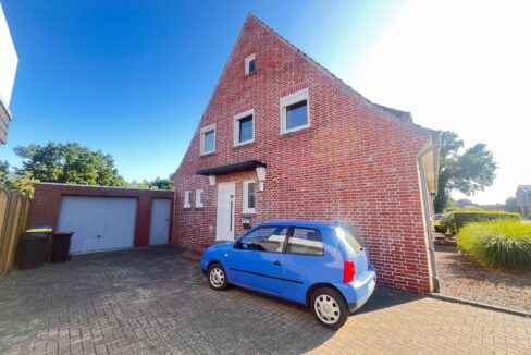Garage und Zufahrt