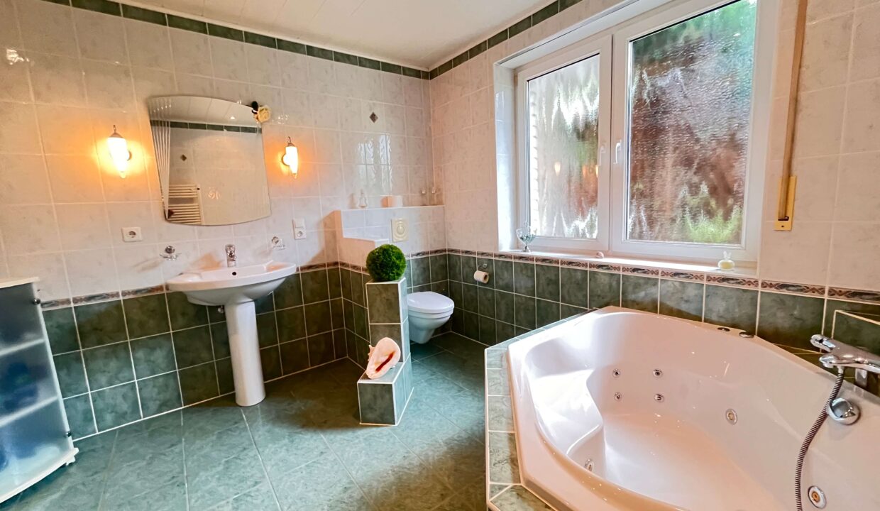 Bad mit Whirlpoolwanne