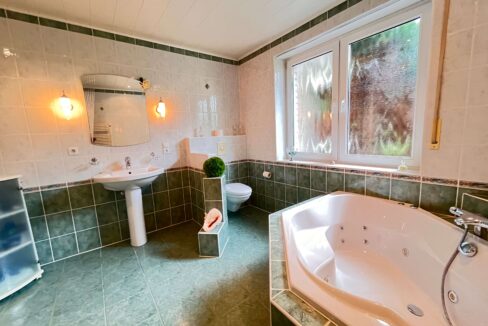Bad mit Whirlpoolwanne