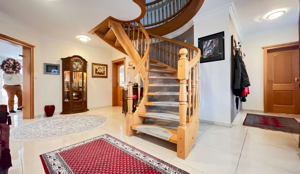 Geschwungene Holztreppe
