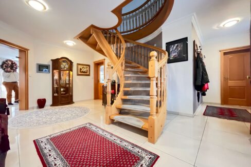 Geschwungene Holztreppe