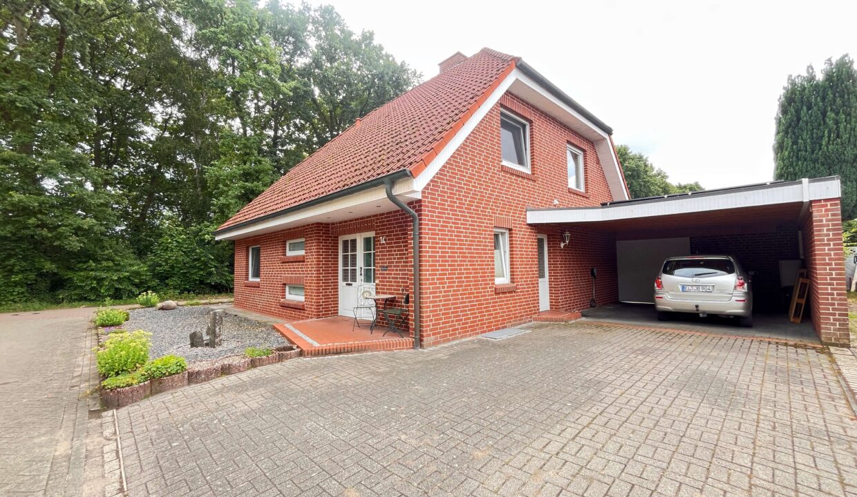 Hausansicht mit Carport