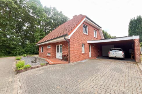 Hausansicht mit Carport