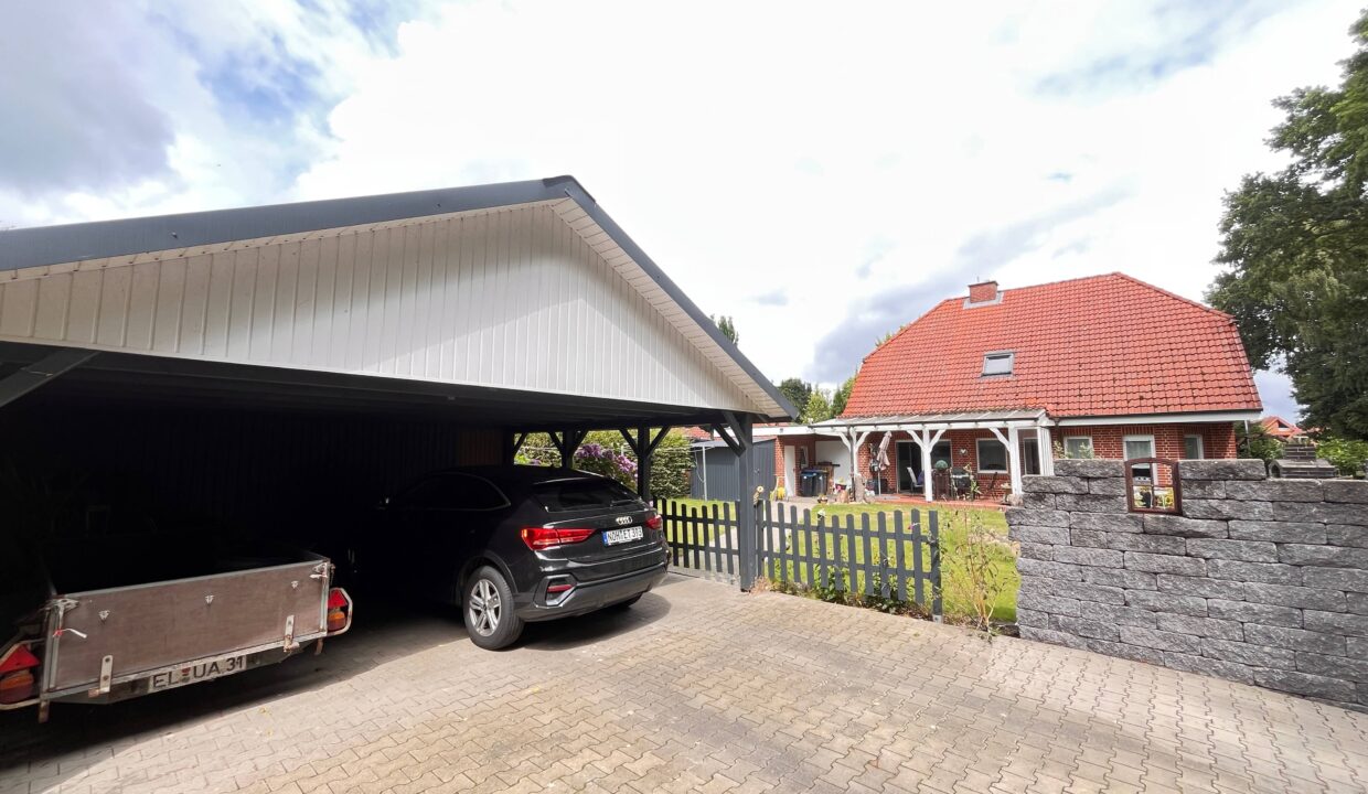 Doppelcarport mit Zugang Garten