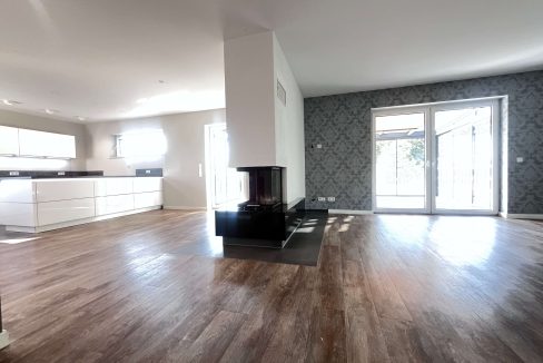 Wohnzimmer mit Kamin