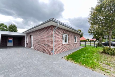 Zufahrt u. Carport