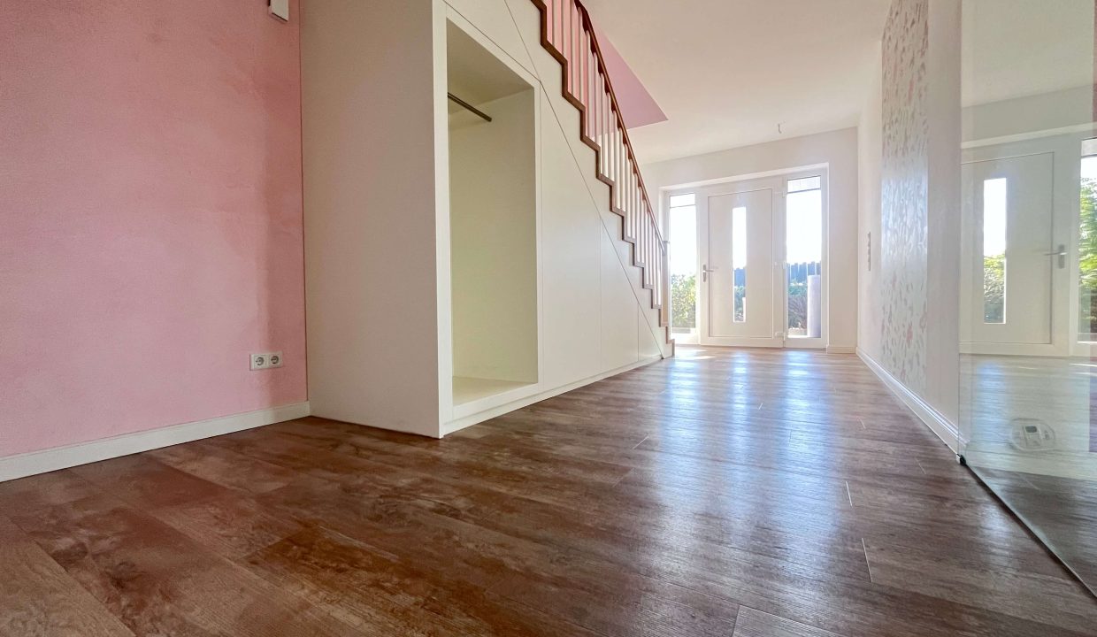 Einbauschrank unter der Treppe