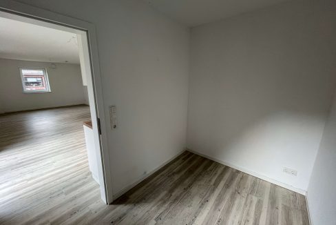 Wohnzimmer mit offener Küche