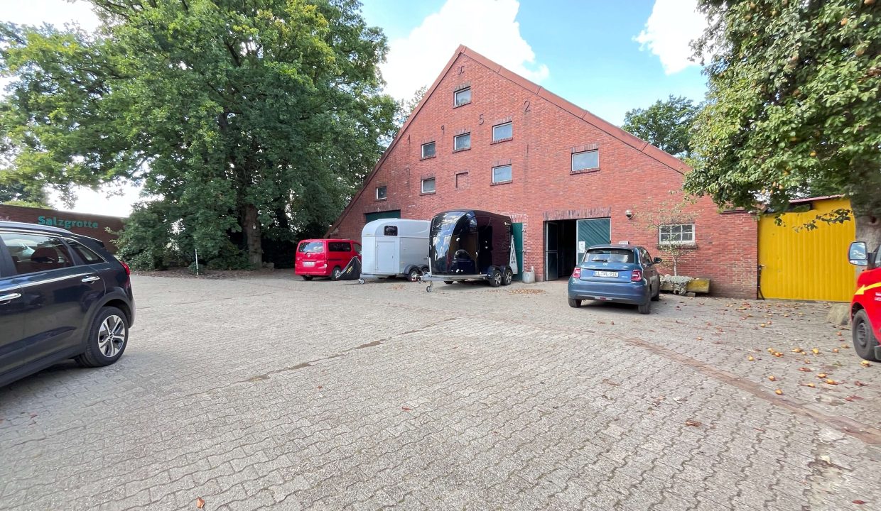 Stallgebäude mit 19 Pferdeboxen