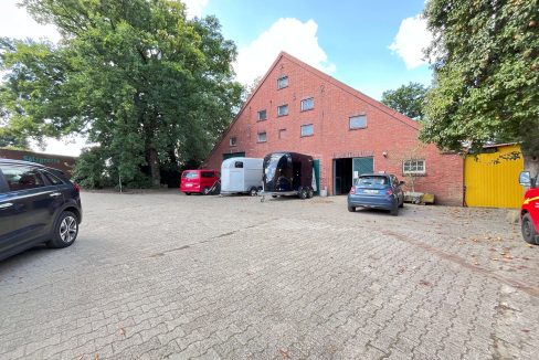 Stallgebäude mit 19 Pferdeboxen