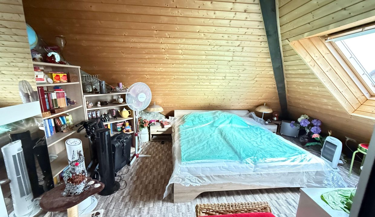 Dachobden teilweise ausgebaut