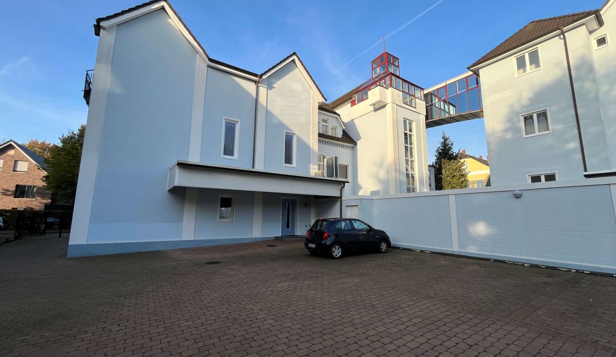 Hausansicht hinten mit Stellplätzen