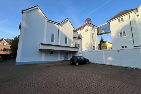 Hausansicht hinten mit Stellplätzen