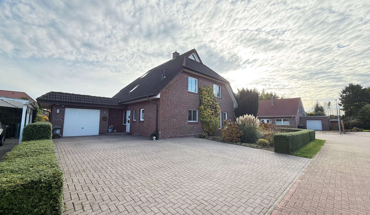 Hausansicht mit Garage