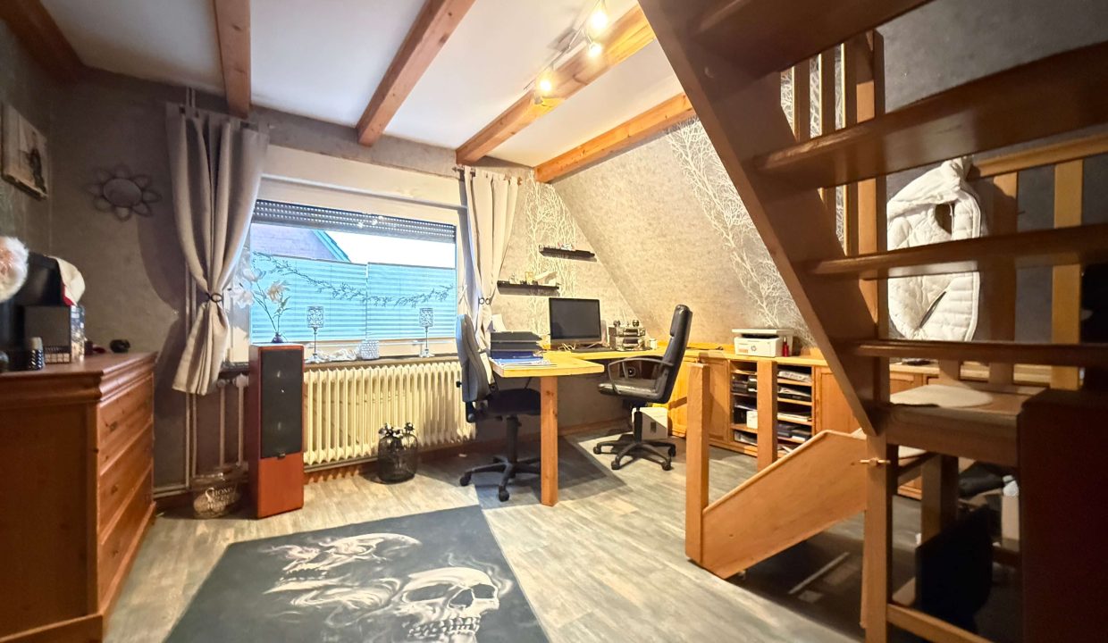 Büro mit Treppe zum Spitzboden