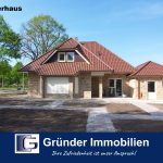 Moderner Walmdachbungalow - klimafreundlich