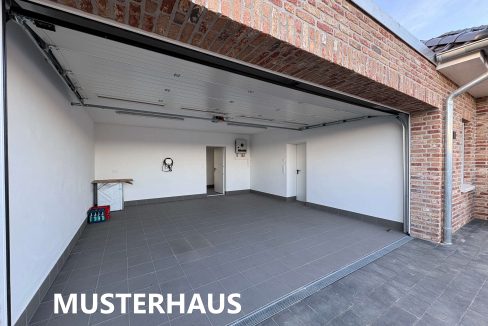 Doppelgarage mit Sektionaltor