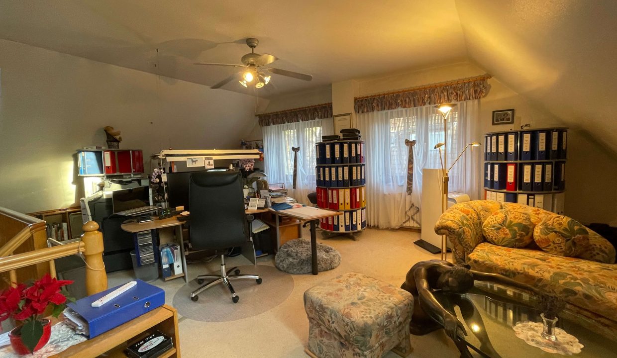 Studio / Büro im DG