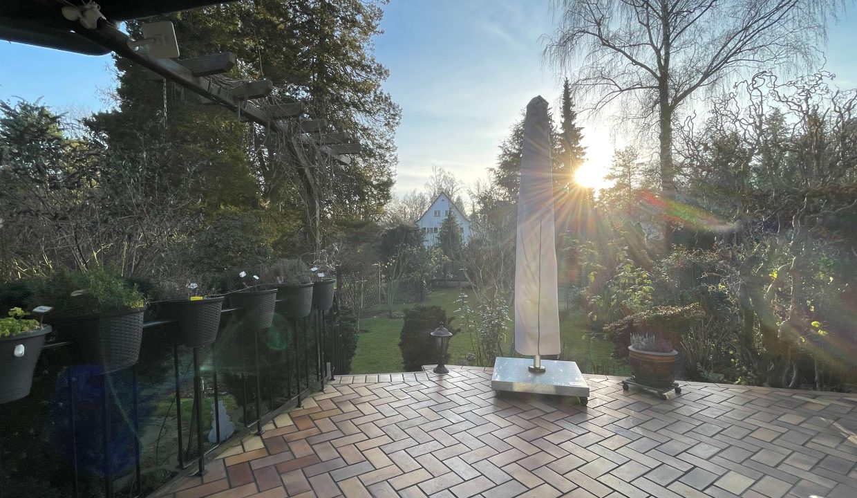 Terrasse mit Blick in den Garten