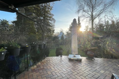 Terrasse mit Blick in den Garten