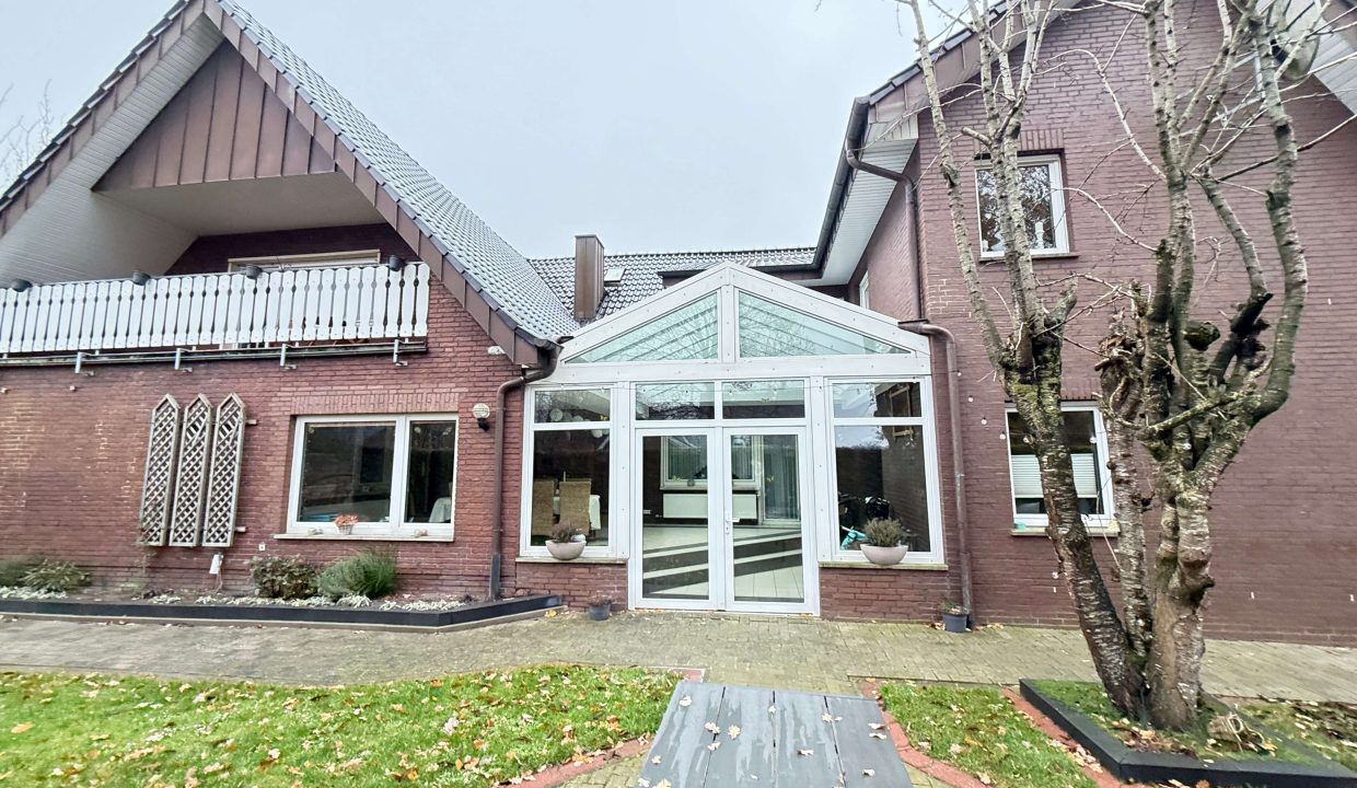 Hausansicht mit Wintrgarten