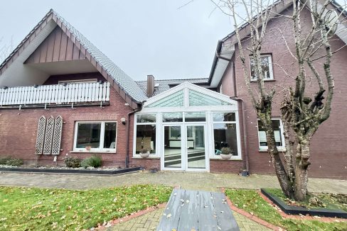 Hausansicht mit Wintrgarten