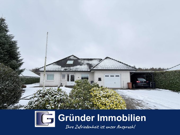 Weißer Bungalow in schöner Lage