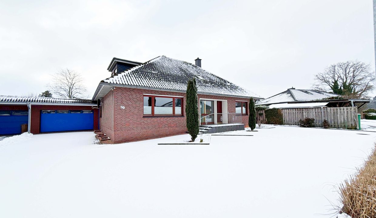 Hausansicht mit Garage