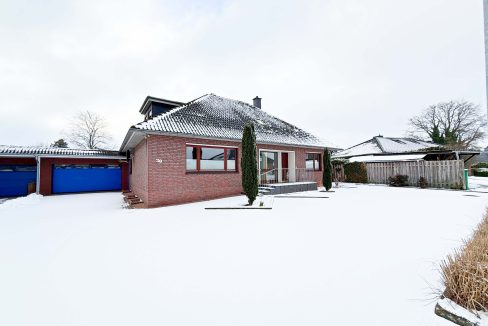Hausansicht mit Garage