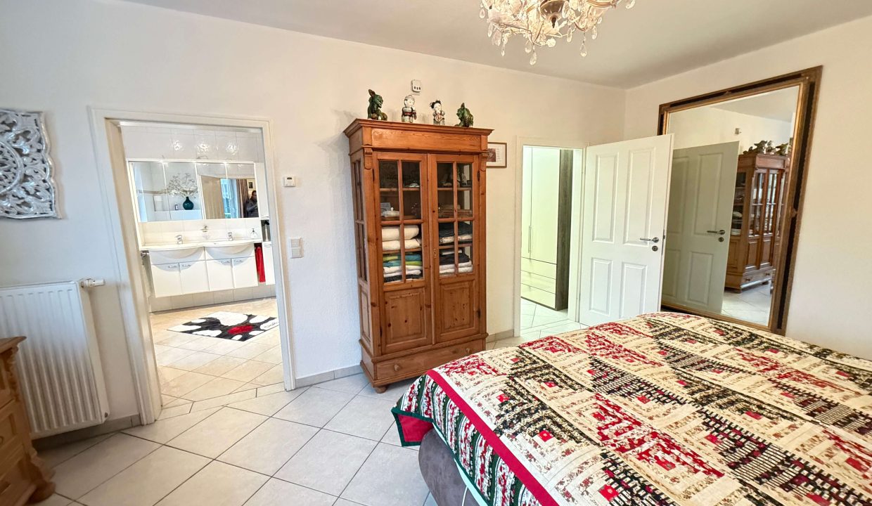 Schlafzimmer mit Bad und Ankleide