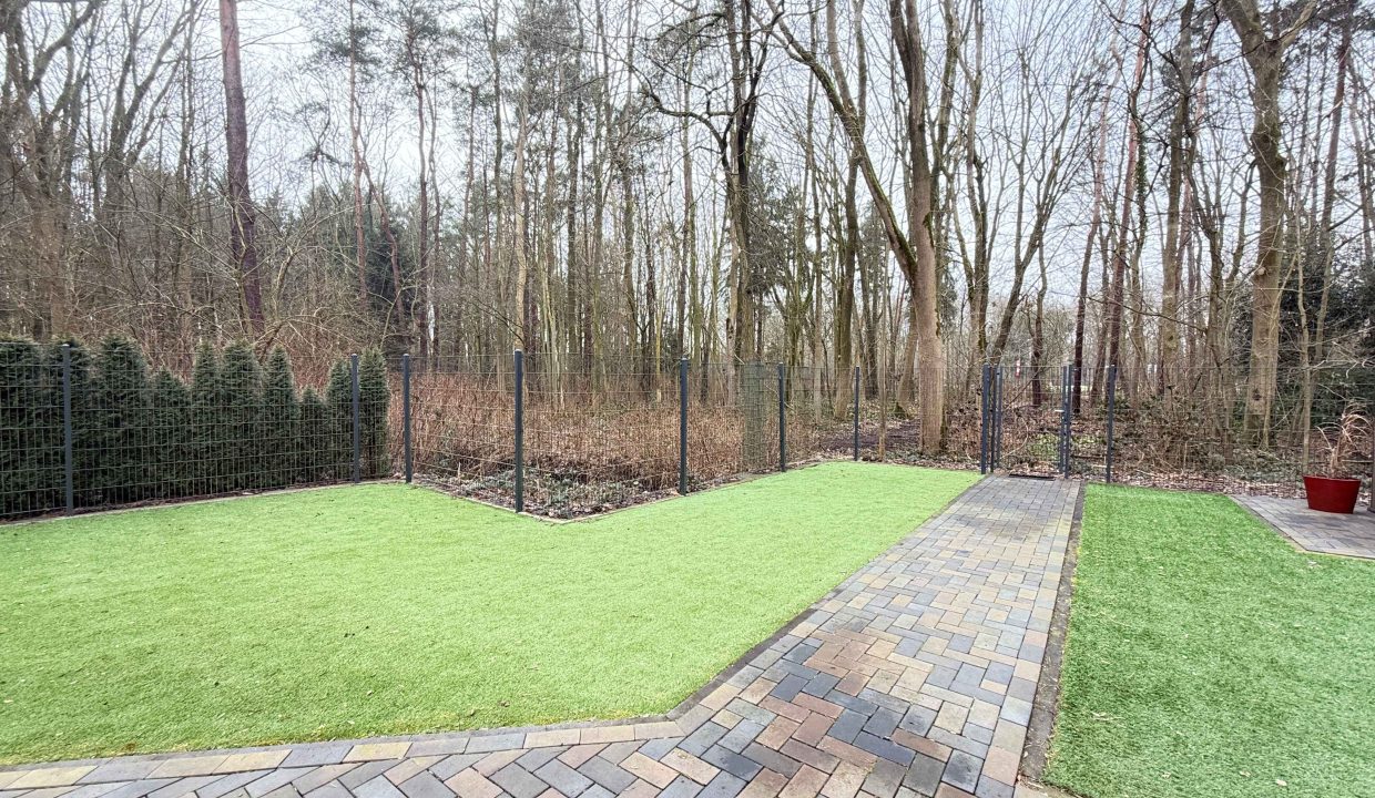 Garten mit Blick zum Wald