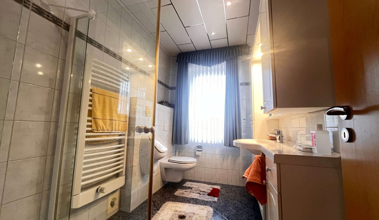 Gäste-WC mit Dusche