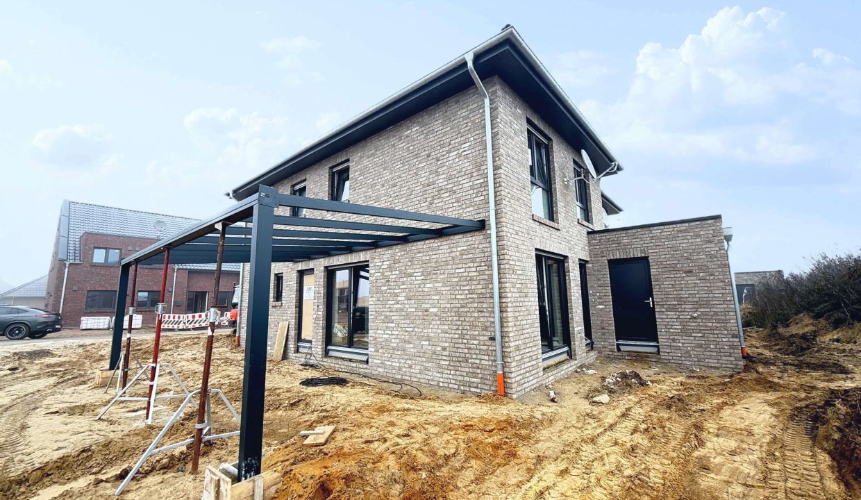 Hausansicht mit Carport