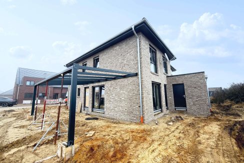 Hausansicht mit Carport