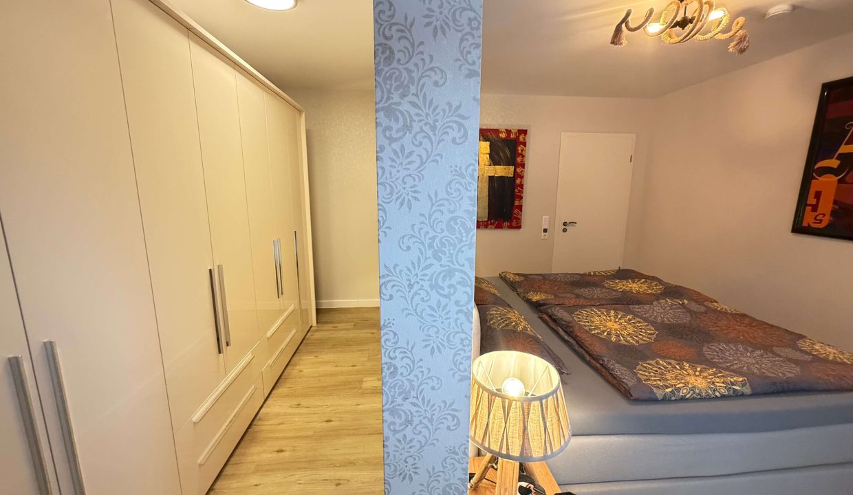 Schlafzimmer mit Einbauschrank