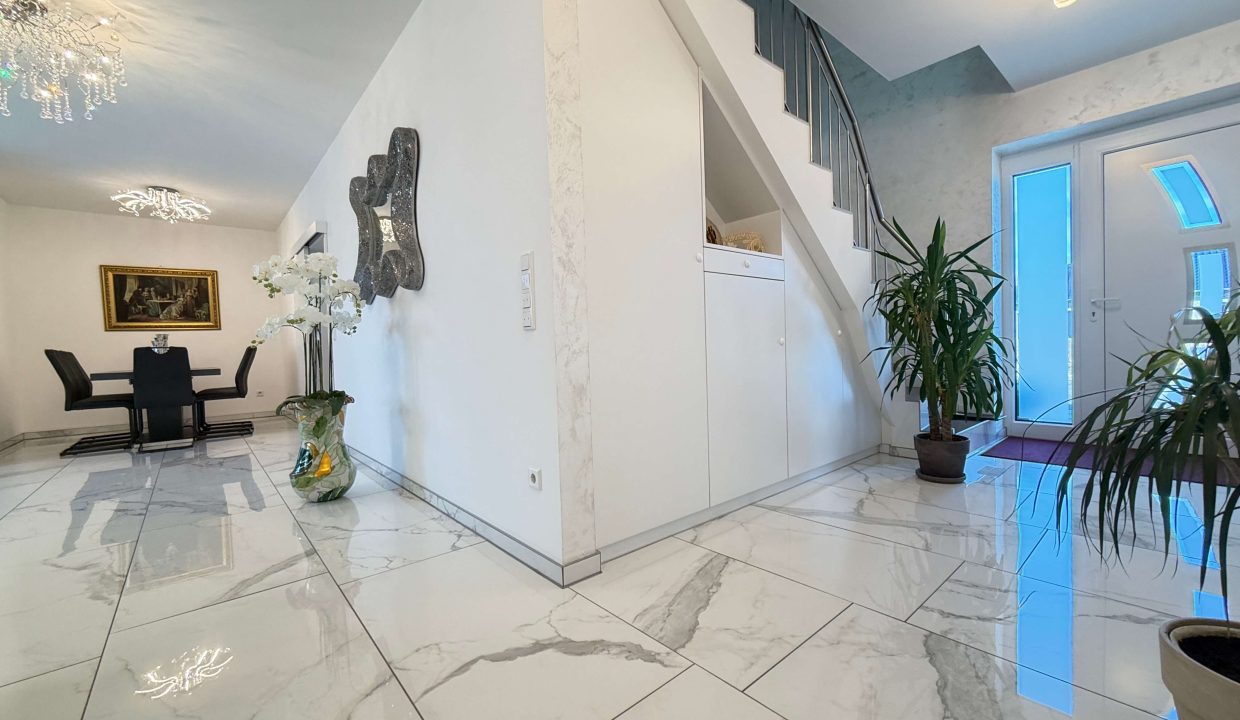 Einbauschränke unter der Treppe