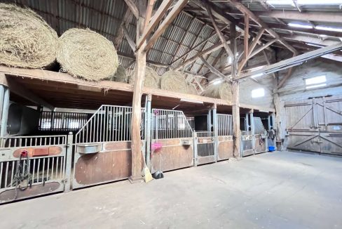 Stallgebäude mit Pferdeboxen