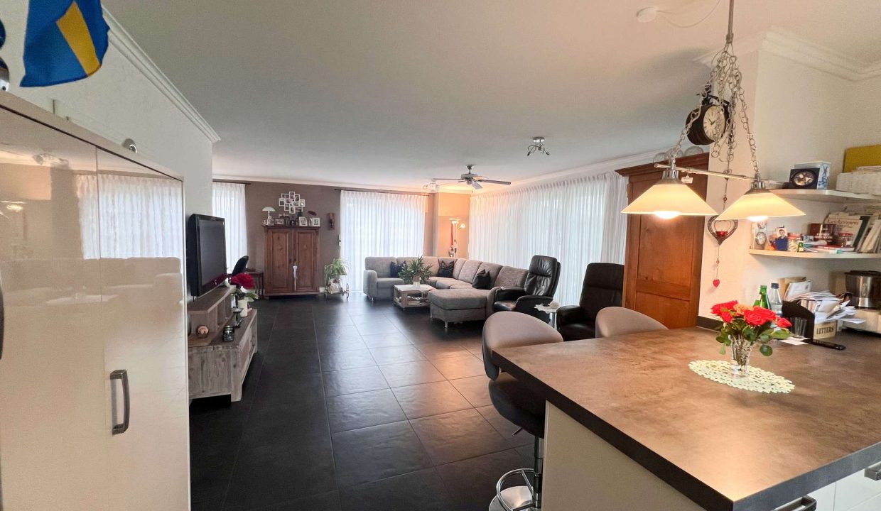 Blick von Küche ins Wohnzimmer