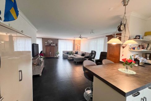 Blick von Küche ins Wohnzimmer