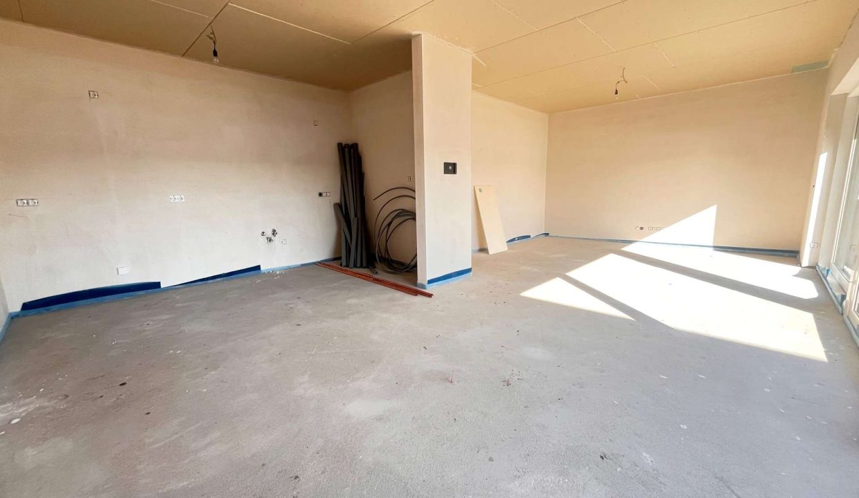 Wohnzimmer mit offener Küche