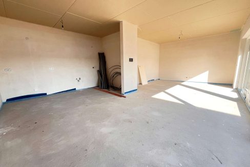 Wohnzimmer mit offener Küche