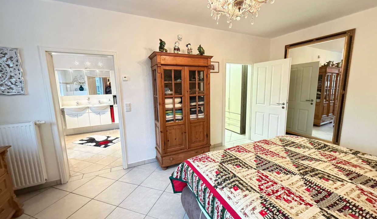 Schlafzimmer mit Bad und Ankleide