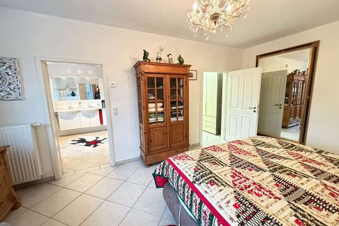 Schlafzimmer mit Bad und Ankleide