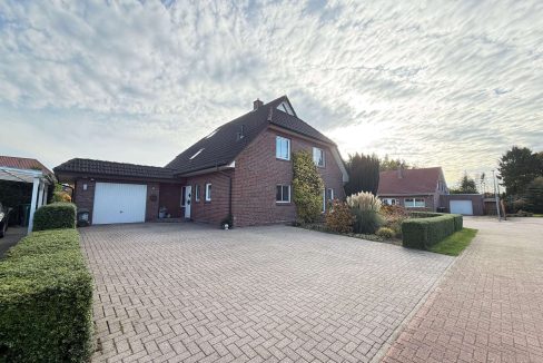 Hausansicht mit Garage