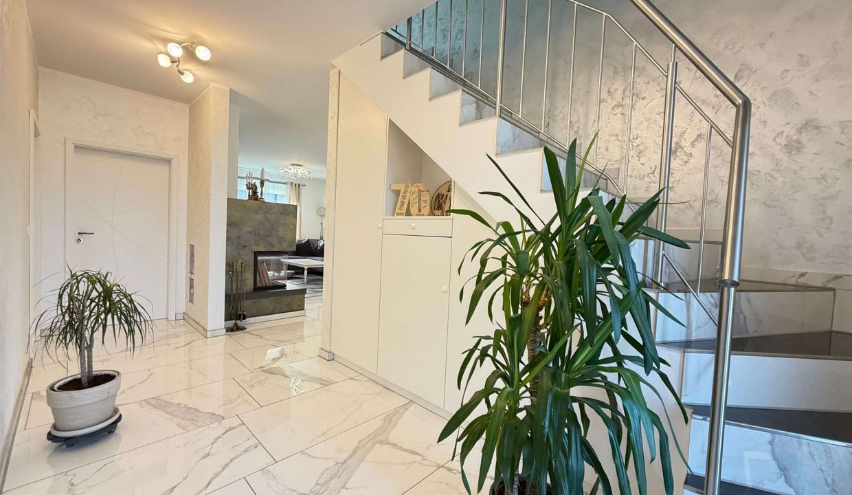 Treppe mit Edelstahlgeländer