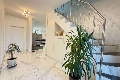 Treppe mit Edelstahlgeländer